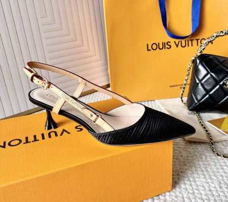 P380 Louis Vuttio*Ss新款L驴牌Blossom系列 四叶草烤漆跟后空高跟凉鞋 单鞋 鞋面：进口定制面料 内里：进口羊皮里 大底：真皮大底 跟高 - 点击图像关闭