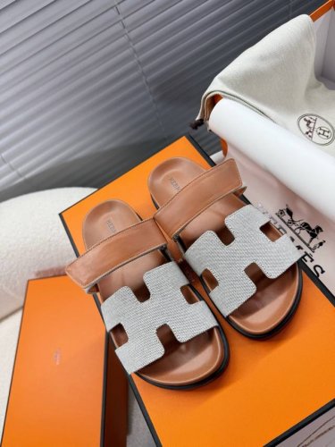 hermes--爱马仕情侣款H拖系列；二舅拖鞋；凉拖；凉鞋 ＂交叉织带、防水台印花、鞋面碉花、电锈、烫钻＂等工艺；以“H”标志性图案鞋面为灵感打造休闲造型，可谓