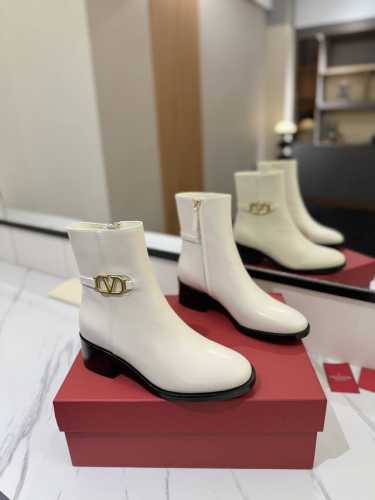 VALENTINO华伦天奴 外腰设计小V扣高级辣妹kelly Jumping骑士靴顶级牛品匠心好货经典再现拒绝不了的款式谁穿都好看 优雅风格，创造不一样的感觉