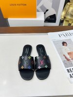 P250 Louis Vuiton2025春夏最新款 本款 Lv凉拖出自路易威登 X 村上隆再版系列，为全幅 Monogram 图案浸染彩虹色调，令品牌经典元素