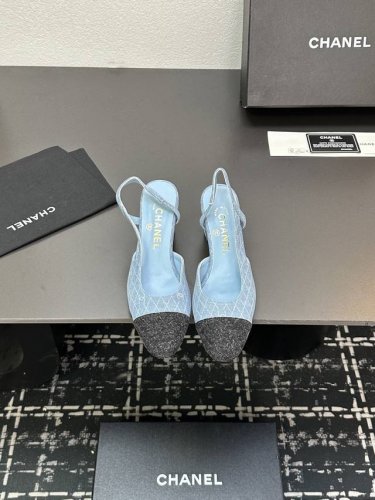 chane+L 经典Slingback 小香后空凉鞋 就像Coco香奈儿女士说的：流行稍纵即逝，但风格永存！这双后空鞋就是香家经典中的经典！双色搭配，简约精致，