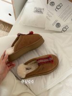 冲量价: UGG｜2024专柜最新 塔茨尔厚底拖鞋 4个颜色，官网同步4层大底 鞋底厚底：约 4CM 鞋面设计，鞋面采用优质翻毛皮，亲肤舒适。 鞋内里材质，采用
