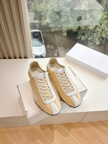 出厂 顶级版本 Mm6德训休闲鞋鬼才设计师品牌，一个轻奢品牌上脚很百搭哦，也很随脚舒适，这一款德国训练鞋延续了经典的T形真皮拼接设计，经过设计团队多次的精心改良