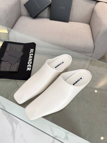 高品质出厂 Jilsander24Ss 春夏新品方头平底拖鞋喜欢坡跟带來的安全感 喜欢Jil Sander可以试试这款新到的方头拖鞋极简穆勒拖保留原有的元素，不