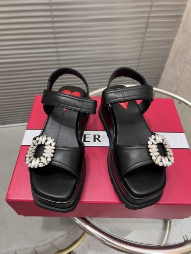 出厂价pp 顶级版本 rv 新款Slidy Viv'厚底凉鞋 鞋面点缀闪耀钻扣 内底嵌以心形图案 裹皮革坡跟设计尽显高挑身姿 轻松为夏日都市装束增添维维亚风情