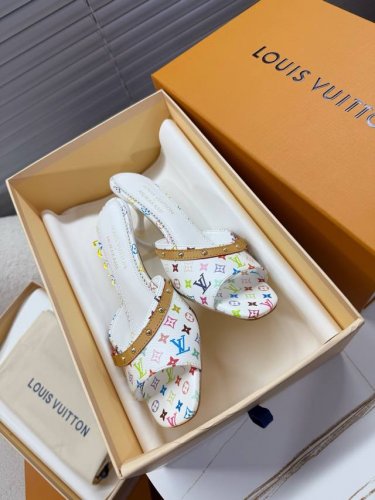 lv × Murakami 联名合作款系列 Lv村上隆合作款平底拖鞋，高跟拖鞋 这款独家经典花纹色彩碰撞，搭配天然皮革压花，搭配精致的金属Logo点缀~~ 经典