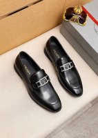 商品商标：Prada 普拉达 休闲皮鞋 正码码数: 38-44 45订制 商品材料：精选 进口头层开边珠小牛皮鞋面+原版五金扣，进口水染牛皮内里。强烈立体视觉效
