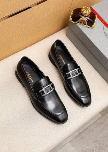 商品商标：Prada 普拉达 休闲皮鞋 正码码数: 38-44 45订制 商品材料：精选 进口头层开边珠小牛皮鞋面+原版五金扣，进口水染牛皮内里。强烈立体视觉效