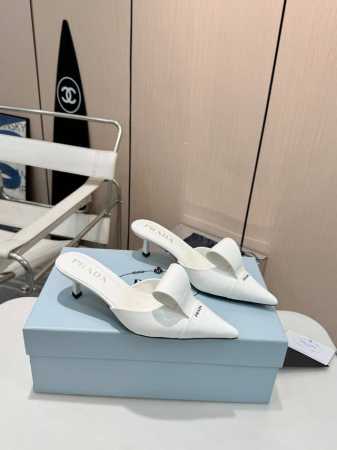 Prada顶级版本 5.5高跟 2025重磅推出普拉达最新款后空鞋，Prada字母扣扣+蝴蝶结 Yyds系列 Prada早春T台走秀网红同款＂造梦不夜城＂，Pr - 点击图像关闭