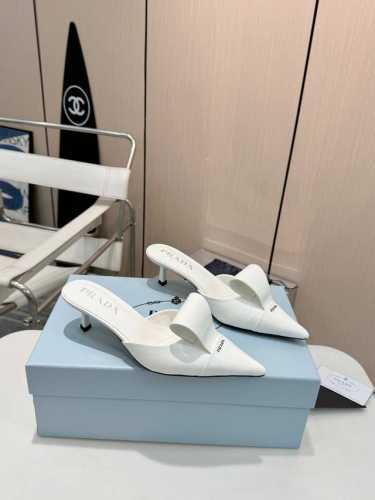 Prada顶级版本 5.5高跟 2025重磅推出普拉达最新款后空鞋，Prada字母扣扣+蝴蝶结 Yyds系列 Prada早春T台走秀网红同款＂造梦不夜城＂，Pr
