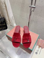Loro Piana 25春夏Lp顶级版本英伦宝石吊坠夹脚平底拖鞋凉鞋 原来这就是传说走两万步都不会累脚的夹脚凉鞋把颜值和脚感都拿捏住了，上脚一走就会被彻底沦陷