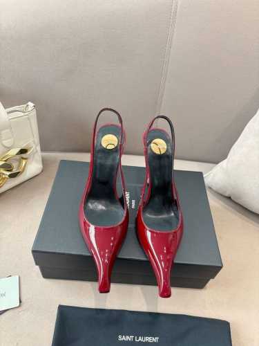 圣罗兰Ysl 25Ss 秋冬成衣系列走秀款的高跟鞋 鞋头和透明鞋跟的设计，最终呈现效果也挺有感觉 唯有Ysl最懂女人心，不接受反驳，超级无敌女人味神器，女人必备