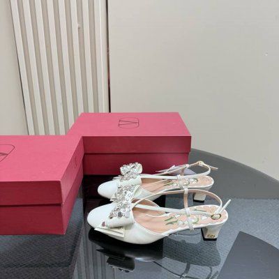 valentin*25Ss蝴蝶结玛丽珍甜 蝴蝶结元素甜美又减龄 让人眼前一看 简直就是甜美酷酷的完美适配 可盐可甜 我的梦中情鞋 鞋面原版布面拼接牛皮 内里垫脚