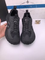 PRAD* 防滑登山底 飞织运动休闲鞋 软胶针织布组合鞋面 针织紧密 质感好 透气排汗 穿着舒适，软胶支撑鞋面 修饰鞋型 网纱内里 发泡橡胶底 脚感轻便 穿着舒