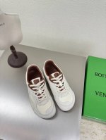 实价： Bv Orbit Flash 运动鞋 情侣款老爹鞋 橄榄绿 配 米白羊皮 Runner运动鞋， 采用轻质科技网布面料高丝光牛反绒皮 小羊皮内里 搭配几何