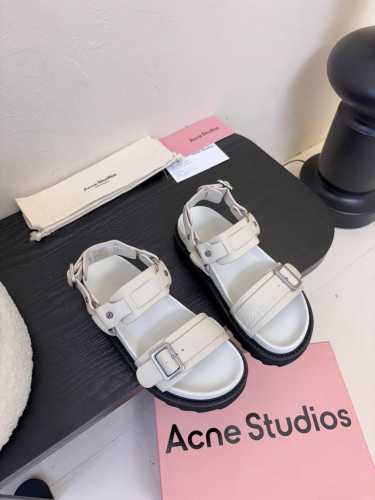 Acne Studios 厚底机车凉鞋拿捏！ 甜酷风拉满 Acne Studios 这两款凉鞋太绝啦！ 黑色款，酷帅感十足，多扣带设计又A又飒，厚底增加了时尚度