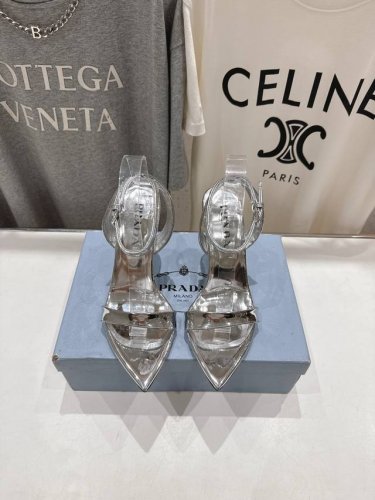 高版本出厂 Prada* 普拉达P家25Ss春夏新品玛丽珍尖头高跟凉鞋 原版购入1:1开发，细节完美，上脚舒适可任意配搭春夏的美饰服丽，精耐致看 鞋面：原版软漆