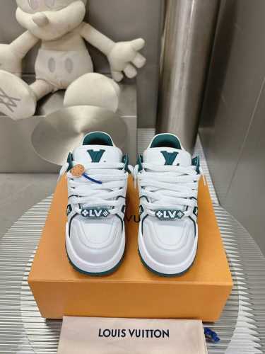 530 代购版本 ！Lv 2025早春情侣款，全新Trainer2代胖丁鞋亮相！ 新款鞋型在鞋面设计上并没有太大的改动！而是鞋型变得更大更宽，更厚以及鞋舌变大取