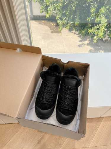 G077顶级版本 代购级别MM6 x SALOMON 联名款半拖鬼才设计师品牌，一个轻奢品牌上脚很百搭哦，也很随脚舒适，这一款德国训练鞋延续了经典的T形真皮拼接