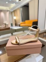 价格P： 吉安维托 罗西 Gianvito Rossi 轻松移动。这款时尚高跟凉鞋 秉承了其传统意大利工艺，专注精巧细节，打造优雅女人味，每一双吉安维托 罗西