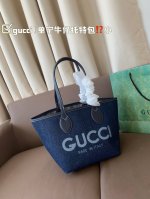 小号 Gucci 单宁牛仔托特包◆ ▼一款包袋，两种风格。 Gucci Totissima系列托特包演绎双面美学，- 面丹 宁面料，一面Gg Supreme老花