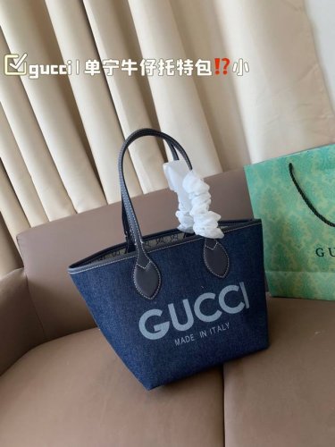 小号 Gucci 单宁牛仔托特包◆ ▼一款包袋，两种风格。 Gucci Totissima系列托特包演绎双面美学，- 面丹 宁面料，一面Gg Supreme老花