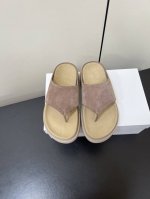 therow 25Ss春夏新品厚底夹脚拖鞋 这不用多说，是近两年最火之一的品牌，几乎博主人手一双！春天的季节就要到了，推荐这款随性又不乏设计感的拖鞋，这款懒人拖