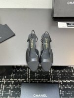 chane+L 经典Slingback 小香后空凉鞋 就像Coco香奈儿女士说的：流行稍纵即逝，但风格永存！这双后空鞋就是香家经典中的经典！双色搭配，简约精致，