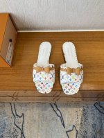 出厂： Louis Vuitton 路易威登 Lv春夏新款 白三彩系列平底拖鞋 蝴蝶结凉拖 白三彩蝴蝶结搭配牛皮铆钉，也太出彩了！ 拖鞋的造型可爱也很乖巧好看呀