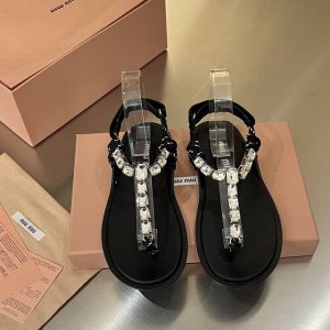 出厂价pp： Miumiu 顶级版本 缪缪 2025夏季新品，全球爆火的夹趾凉鞋占领各大时装杂志封面 各路明星、小红书博主热推 搭配长裙、热裤首选直接闭眼入 原
