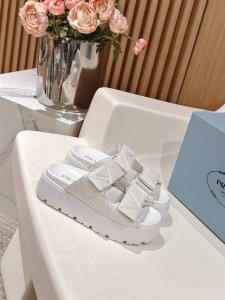 Prada 普拉达2025春夏新款凉鞋 罗马厚底魔术贴凉鞋 拖鞋 最新走秀款，经典升级 舒适度与时髦度并存 每个颜色搭配都好看，设计搭配不同风格需求 鞋面：原版