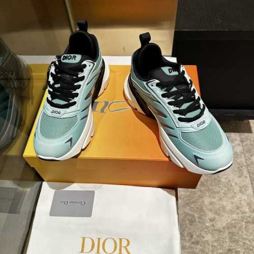工厂价格 、2024系列新品这款 Dior、C ' est 运动鞋彰显醒目而时尚的风范。精心制作，鞋面侧边分别展示 C 和 D 字母尽显格调，细节也增添一丝优雅