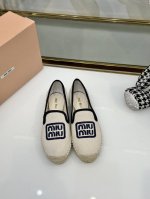 缪缪 miumiu 2024新款休闲鞋渔夫鞋草编鞋配有草编内底经柔软的织物面料，材质重释的版型饰以字母徽标呈现传统与现代格调的上佳融合。混搭理念渗透于miumi