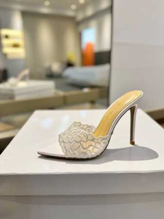 Gianvito rossi 2024 经典款尖头电绣高跟鞋，它的出现就像夜空中最璀璨的星辰。经典的款式，永恒的魅力，电绣的图案更是为其增添了梦幻的色彩。每一步 - 点击图像关闭