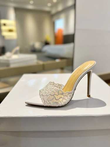 Gianvito rossi 2024 经典款尖头电绣高跟鞋，它的出现就像夜空中最璀璨的星辰。经典的款式，永恒的魅力，电绣的图案更是为其增添了梦幻的色彩。每一步