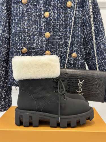 厂价 驴牌经典秋冬厚底雪地靴 简约大气时髦 耐看不过时 是时尚圈永不退潮的经典所在 上脚还很好的修饰腿型显瘦！ 面料采用原版定制牛皮 内里垫脚均为纯羊毛 原版开