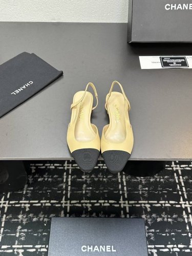 chane+L 经典Slingback 小香后空凉鞋 就像Coco香奈儿女士说的：流行稍纵即逝，但风格永存！这双后空鞋就是香家经典中的经典！双色搭配，简约精致，