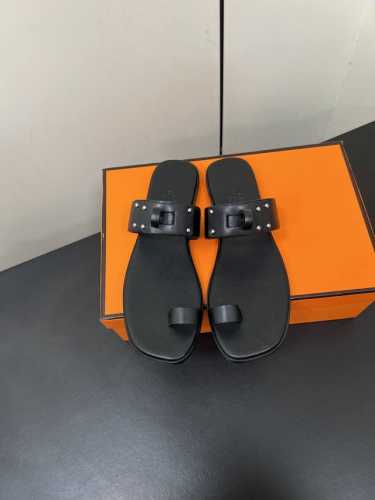 Hermes 爱马仕经典Kelly扣凉拖鞋 极约复古的设计 浓厚的异域风情，时髦感十足、随便上脚都很有腔调 简简单单的款式随便搭配一下高级感就很棒 百搭的颜色流