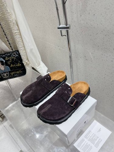 Maisonmargiela 马吉拉 Mm6 勃肯拖鞋 不容错过的时尚单品 简单又有格调的美 跑量扛把子，分趾必入单品 时尚减龄神器 随性率真的感脚简单高级的设