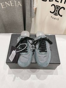 高版本出厂 半托 Prada*普拉达P家25ssfw～new新款绑带休闲鞋，低调奢华懒人鞋，富人的不二选择！软胶底素有踩云感之称～舒适度百分百细腻反绒皮鞋面，鞋