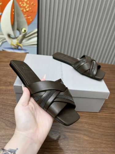 BrunelloCucinelli 。B C凉鞋上新款了。面料：进口羊皮。内里进口羊皮，纯铜珠链，上脚美观大方，百分百原版开发。原版包装，码数35 －42。35