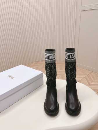 Dior 迪奥 20ss秋冬最新海报款电绣拼色字母logo圆头中筒女靴 那尔那茜同款低跟一脚蹬骑士军靴 原版开发顶级高端版本 材质：鞋面进口小牛皮拼接最新进口 - 点击图像关闭