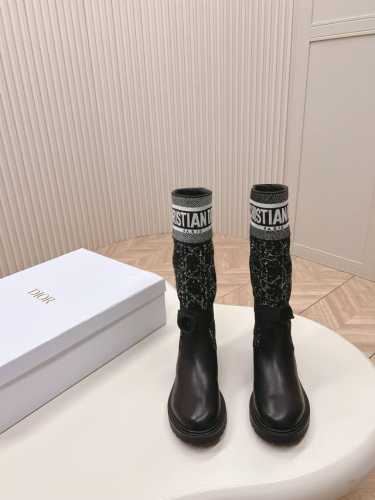Dior 迪奥 20ss秋冬最新海报款电绣拼色字母logo圆头中筒女靴 那尔那茜同款低跟一脚蹬骑士军靴 原版开发顶级高端版本 材质：鞋面进口小牛皮拼接最新进口