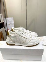 春季walk ‘N’Dior刺绣休闲鞋，釆用白色和金色牛皮精心制作，搭配印花效果镂空镶片，Tpu大底，鞋舌和鞋带采用christian Dior标志装饰。 混种