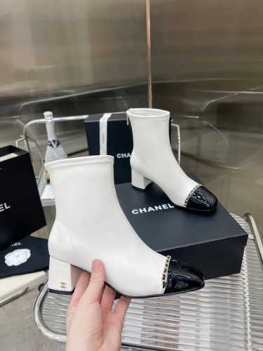 出厂 小香C家 2024 Chanel新款秋冬百搭短靴 拼色链条搭配简约鞋型 满满的高级感 香港购入正品1:1开发，鞋型经过两个多月反复调试，尤其是鞋头看似简单