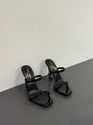 橙子出厂价p saint Lauren 圣罗兰 初夏新款 Ysl字母跟一字带方头高跟凉鞋 专属于Ysl女孩的夏日风景 脚感超级舒服的一字带凉鞋 Ysl同色系搭配