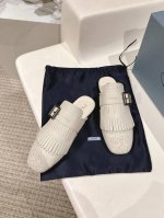 半拖 乐福鞋 PRADA 普拉达25ss新品复古走秀流苏乐福鞋半拖鞋系列流苏搭配雕花工艺设计网红ins热捧 复古又时尚上脚非常舒适又百搭！鞋面采用进口小牛皮内里