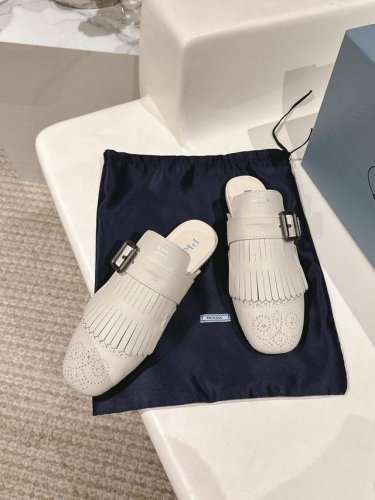 半拖 乐福鞋 PRADA 普拉达25ss新品复古走秀流苏乐福鞋半拖鞋系列流苏搭配雕花工艺设计网红ins热捧 复古又时尚上脚非常舒适又百搭！鞋面采用进口小牛皮内里