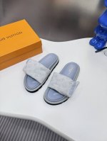 橙子出厂价p louis Vuitton 路易威登 Lv新款 魔术贴平底拖鞋 休闲凉拖 情侣款 专柜同步更新 鞋面采用独一无二的驴家独特面料 面料轻盈透气 超轻