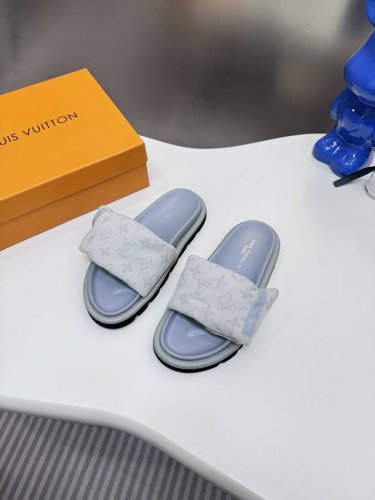 橙子出厂价p louis Vuitton 路易威登 Lv新款 魔术贴平底拖鞋 休闲凉拖 情侣款 专柜同步更新 鞋面采用独一无二的驴家独特面料 面料轻盈透气 超轻